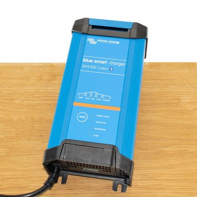 Victron Blue Smart IP22 Acculader 24/12 (1)