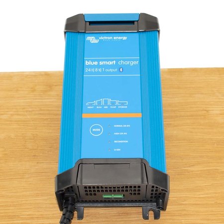 Victron Blue Smart IP22 Acculader 24/8 (1)