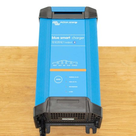 Victron Blue Smart IP22 Acculader 12/20 (1)