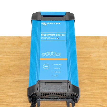 Victron Blue Smart IP22 Acculader 12/15 (1)