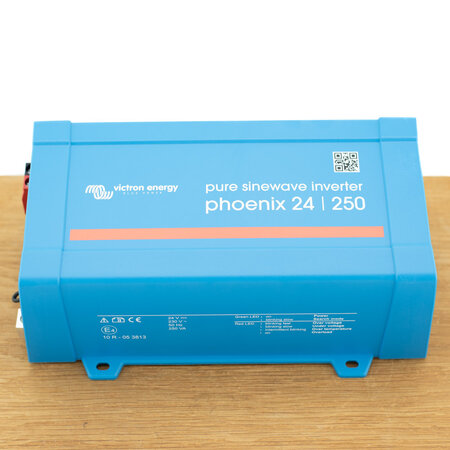Victron Phoenix 24/250 DC/AC Omvormer - IEC contactdoos