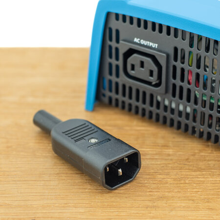 Victron Phoenix 24/250 DC/AC Omvormer - IEC contactdoos