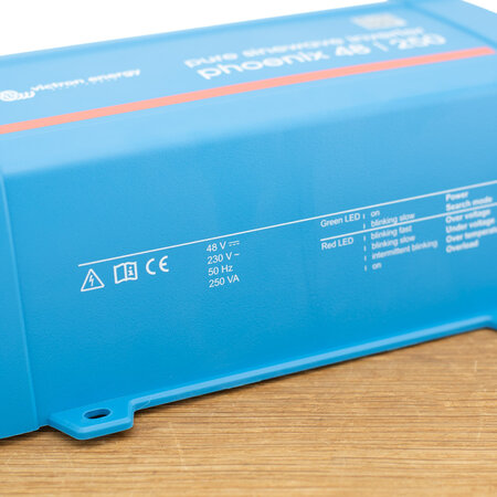 Victron Phoenix 48/250 DC/AC Omvormer - IEC contactdoos