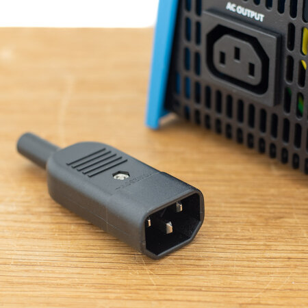 Victron Phoenix 48/375 DC/AC Omvormer - IEC contactdoos