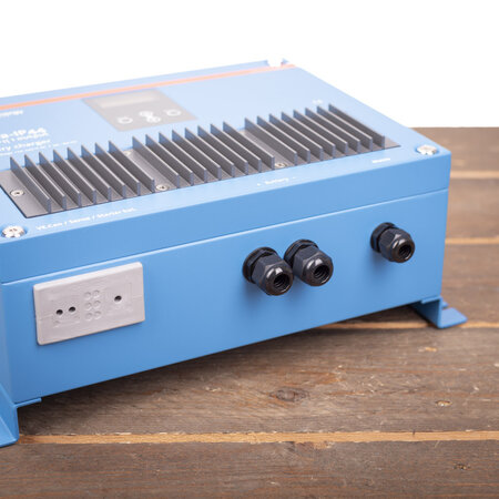 Victron Skylla IP44 12/60 (1+1) 120-240V