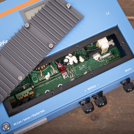 Victron Skylla IP65 24/35 (1+1) 120-240V