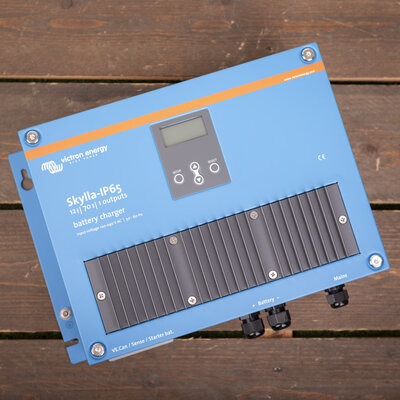 Victron Skylla IP65 12/70 (1+1) 120-240V