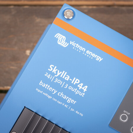 Victron Skylla IP44 24/30 (3) 120-240V