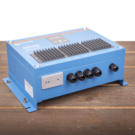 Victron Skylla IP44 24/30 (3) 120-240V