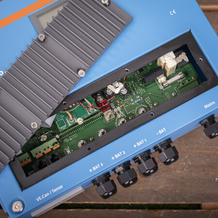 Victron Skylla IP44 24/30 (3) 120-240V