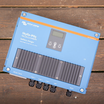Victron Skylla IP65 24/35 (3) 120-240V