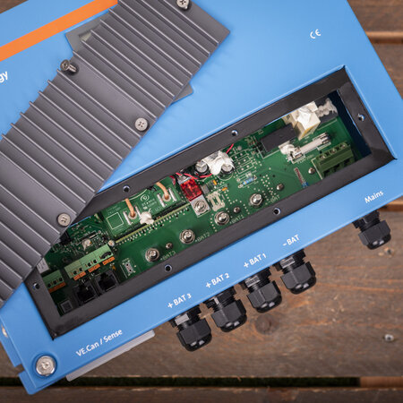 Victron Skylla IP65 24/35 (3) 120-240V