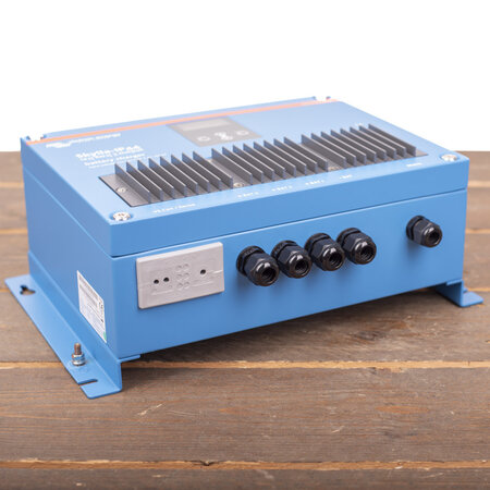 Victron Skylla IP44 12/60 (3) 120-240V