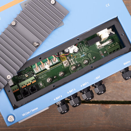 Victron Skylla IP44 12/60 (3) 120-240V