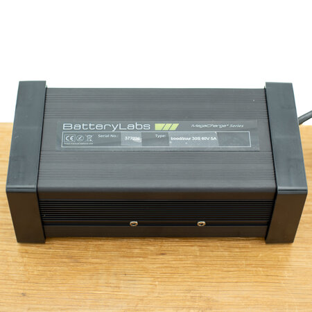 BatteryLabs MegaCharge LZ 60V 5A - XLR Stekker