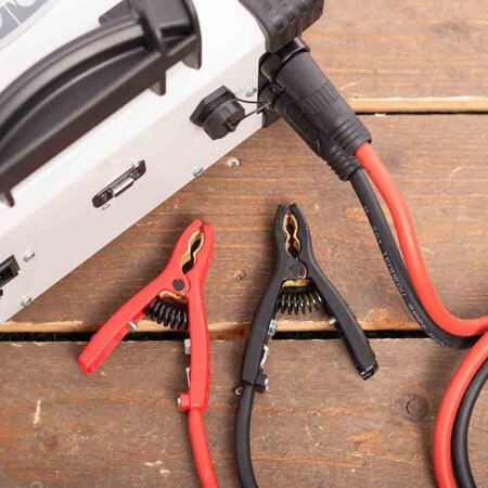 GYS acculader met voeding GYSFLASH 107.24 CNT FV | USB / SMC | 100A | 5M kabels | Muurbevestiging