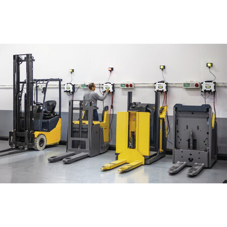 GYS acculader met voeding GYSFLASH 107.24 CNT FV | USB / SMC | 100A | 5M kabels | Muurbevestiging