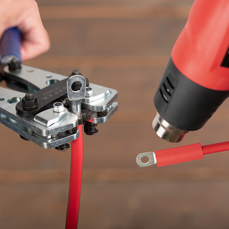 Laten bevestigen van krimpkousen en kabelogen