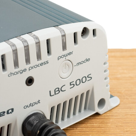 Xenteq LBC 512-15S 12V 15A