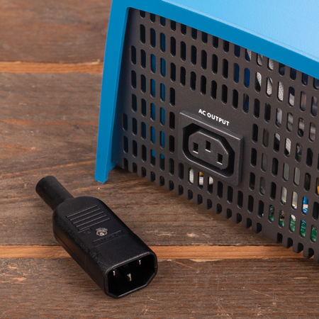 Victron Phoenix 12/1600 DC/AC Omvormer - IEC contactdoos