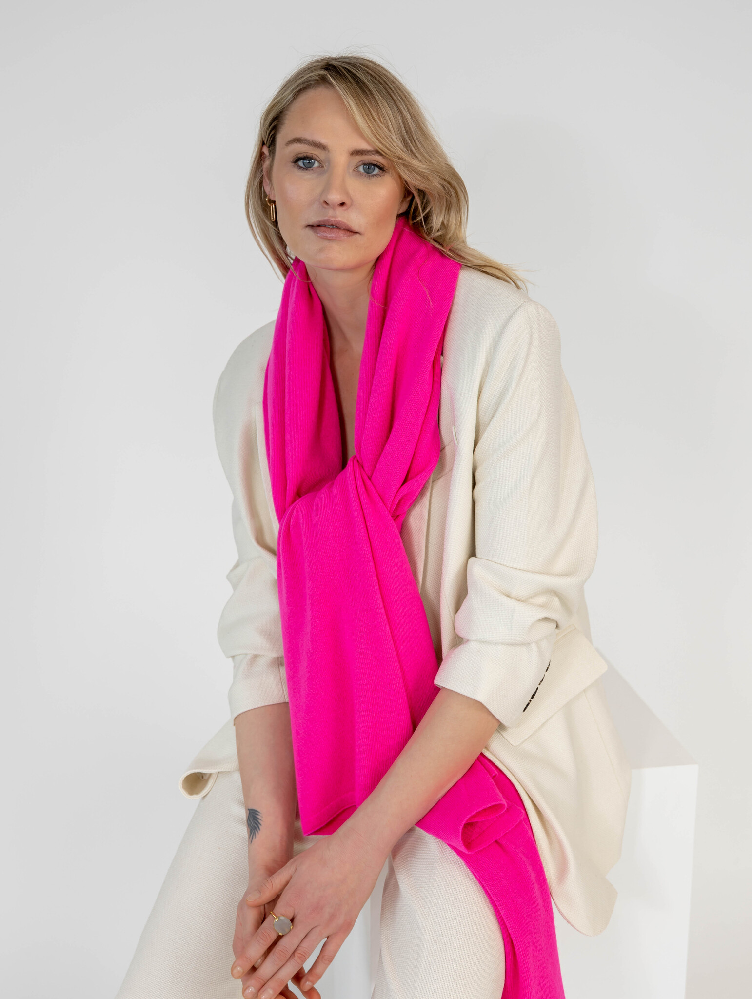 C.O.S.Y by SjaalMania Cosy Chic Neon Pink