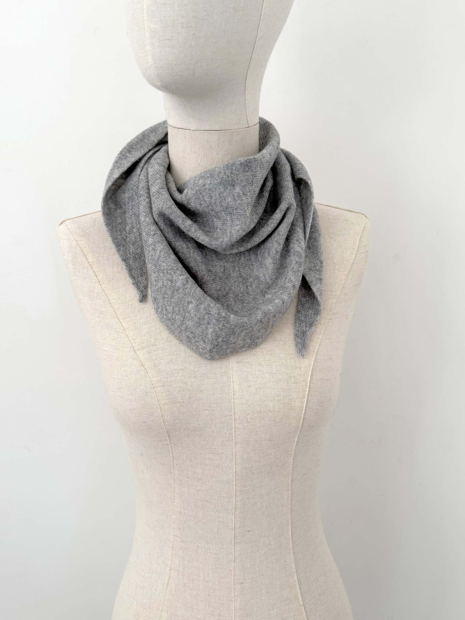 Sjaal Cosy Triangle Medium Grey