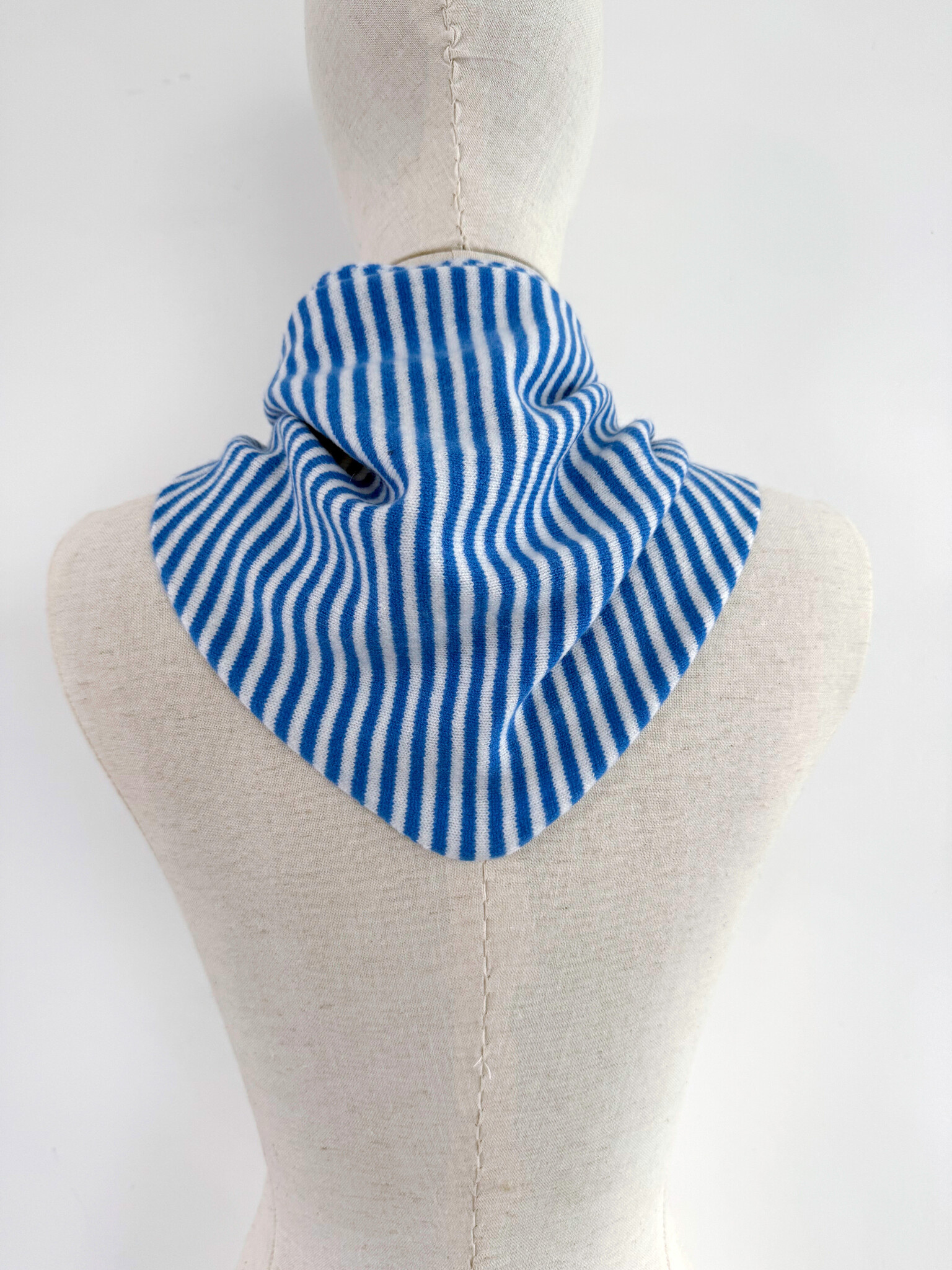 Cosy Triangle Scarf Small Azure/Maritime White