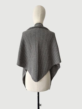 Cosy Chic Triangle Light Sand - Solid Black