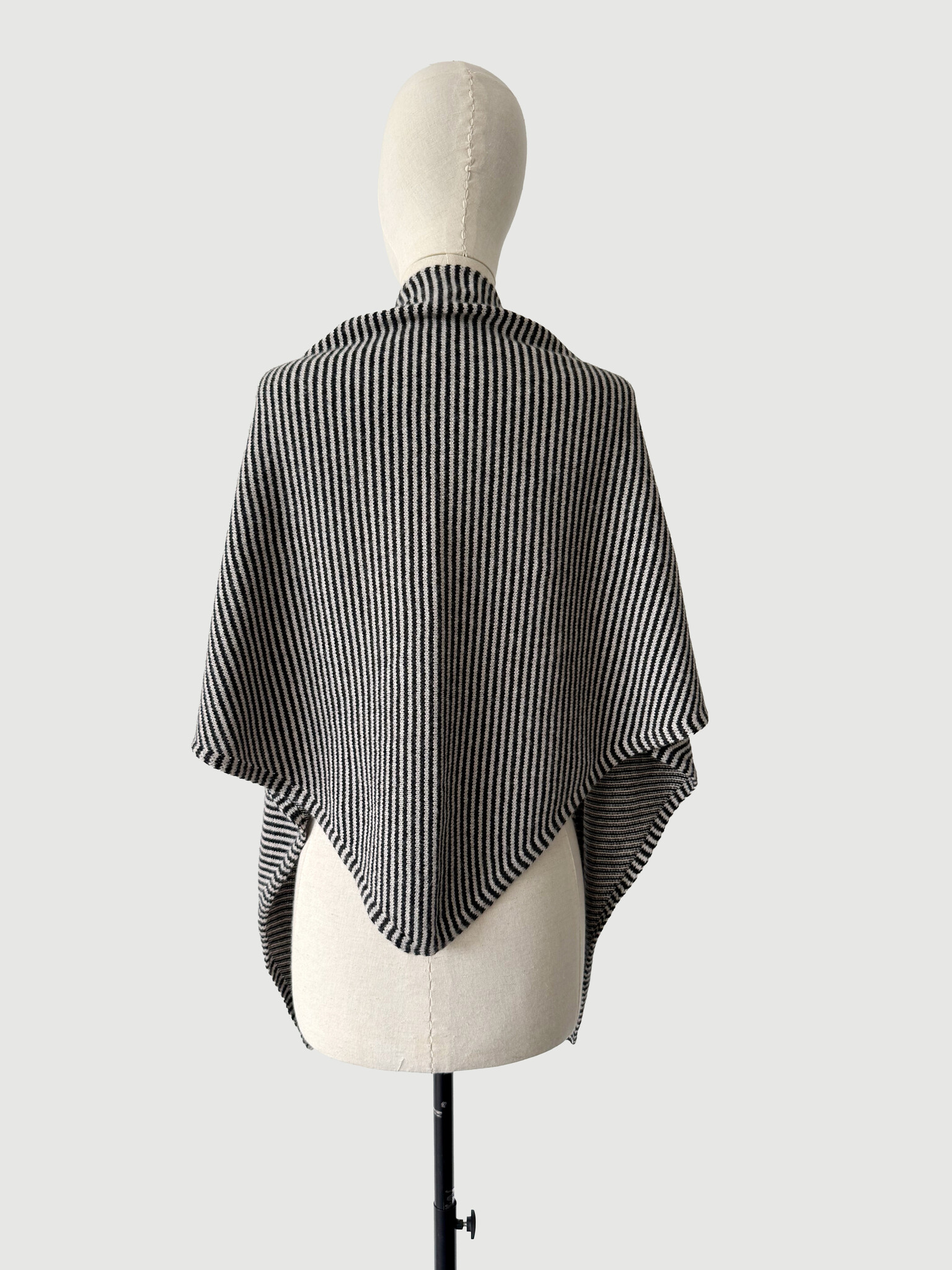 Cosy Chic Triangle  Light Sand - Solid Black