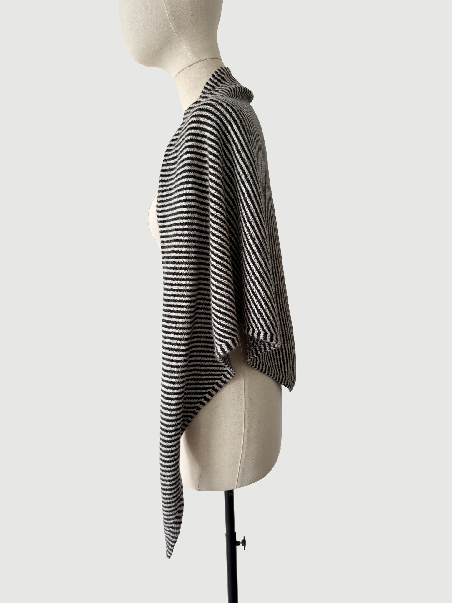 Cosy Chic Triangle  Light Sand - Solid Black