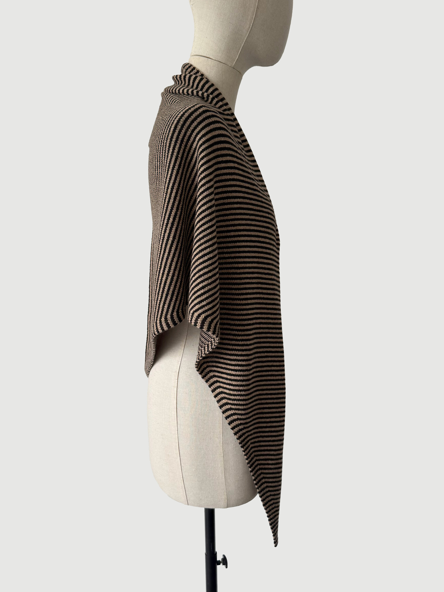Cosy Chic Triangle  Camel Beige - Solid Black