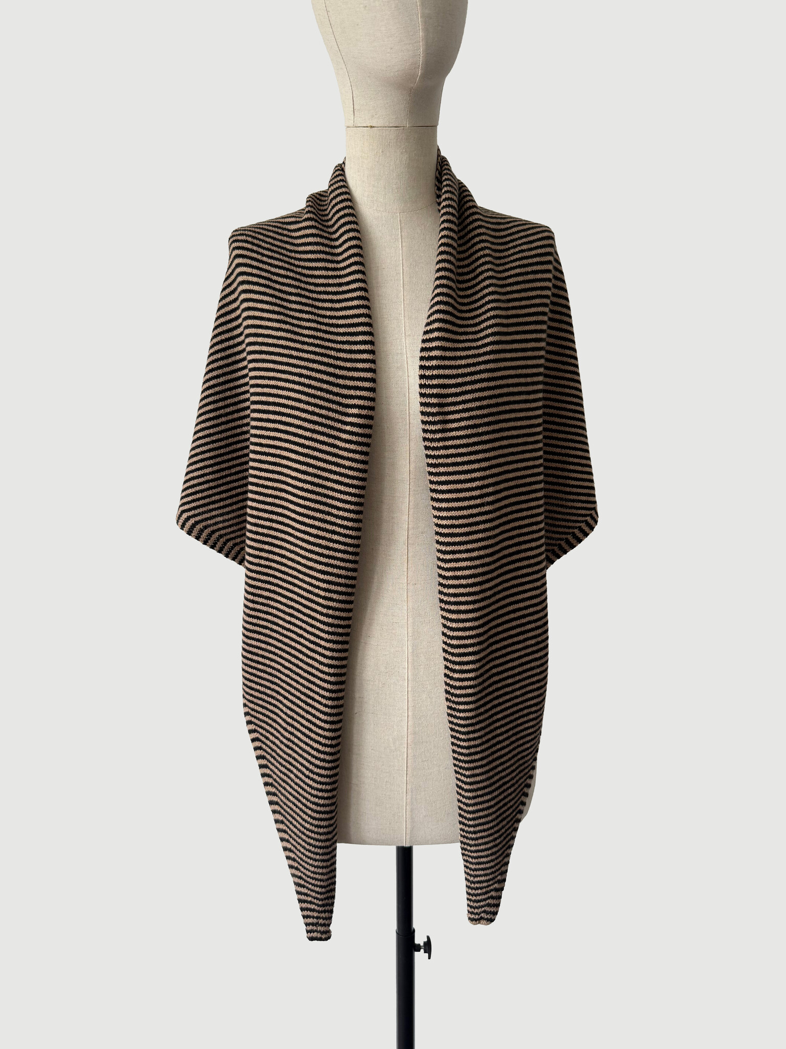 Cosy Chic Triangle  Camel Beige - Solid Black