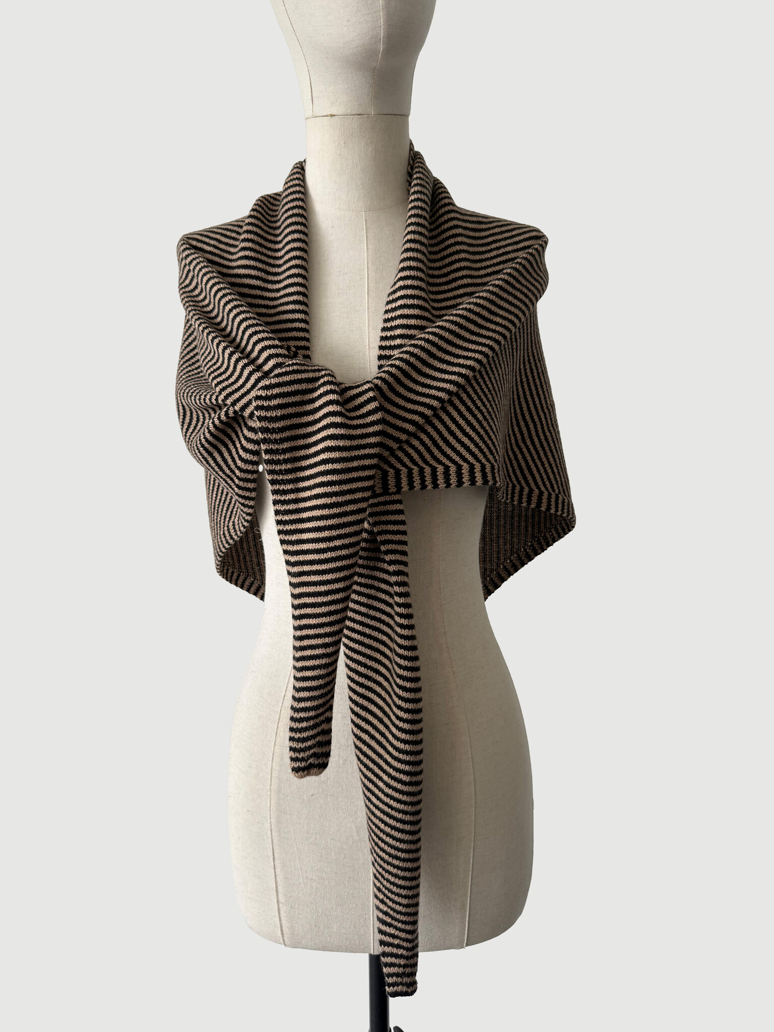 Cosy Chic Triangle  Camel Beige - Solid Black