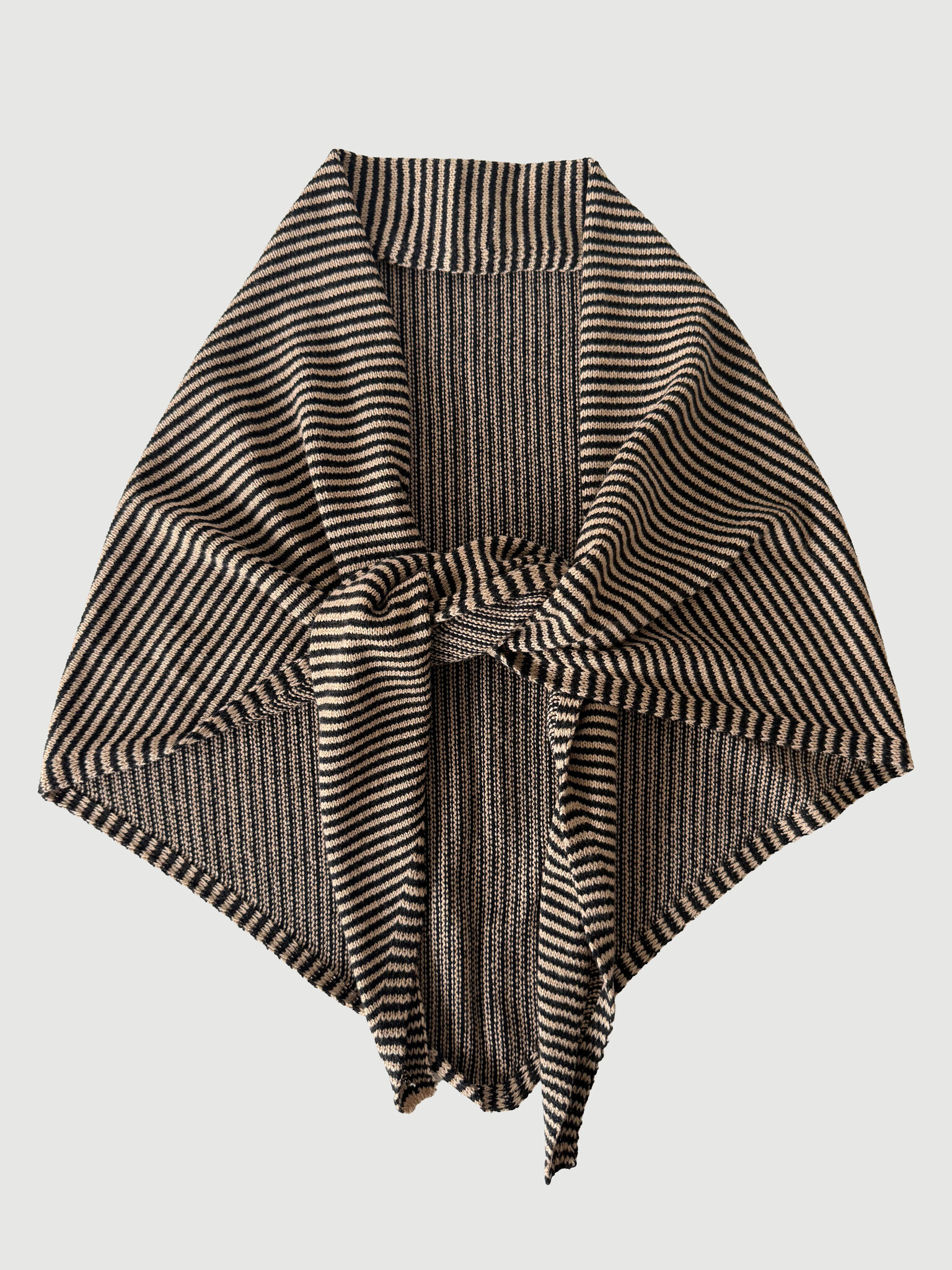 Cosy Chic Triangle  Camel Beige - Solid Black