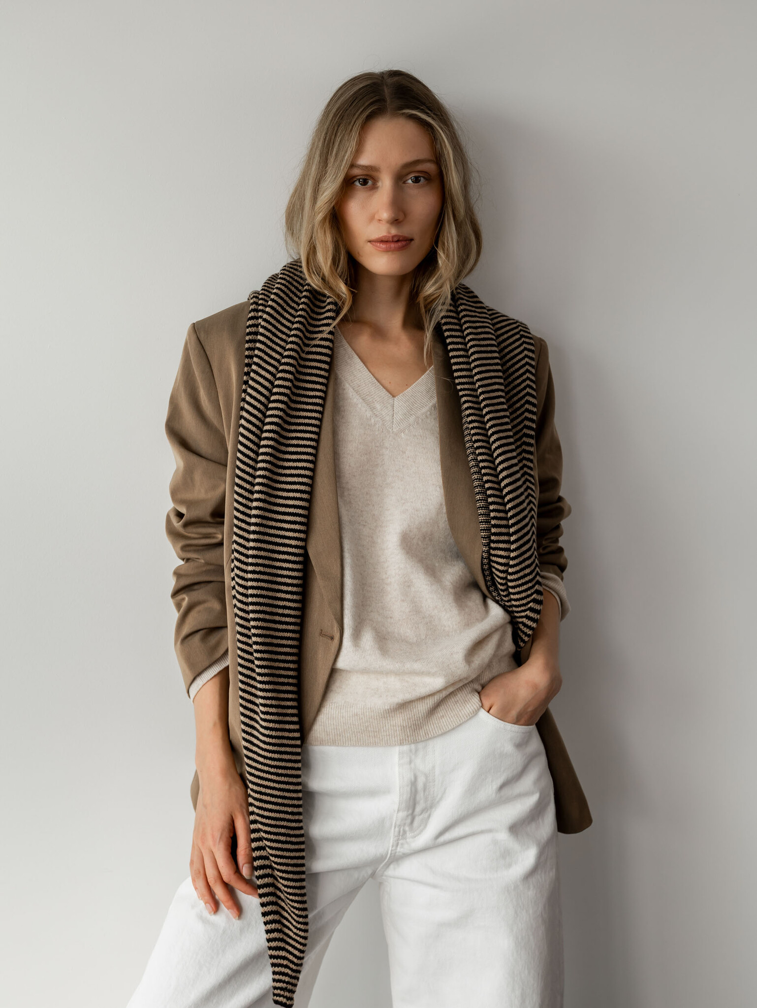 Cosy Chic Triangle  Camel Beige - Solid Black
