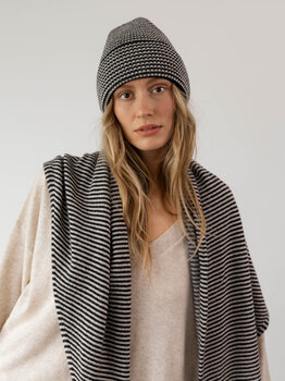 Cosy Chic Triangle Light Sand - Solid Black