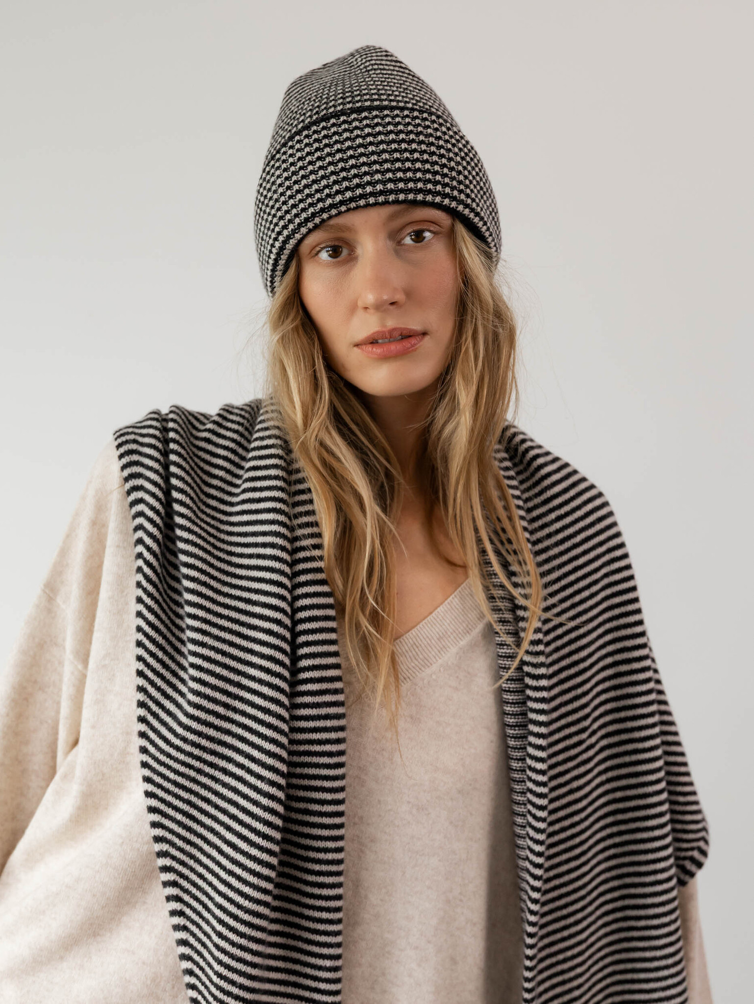 Cosy Chic Triangle  Light Sand - Solid Black