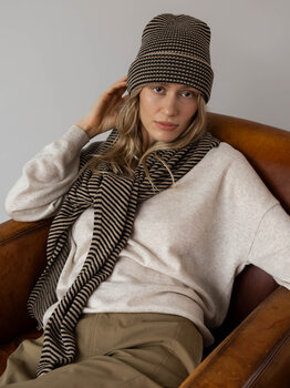 Cosy Beanie Camel Beige - Solid Black