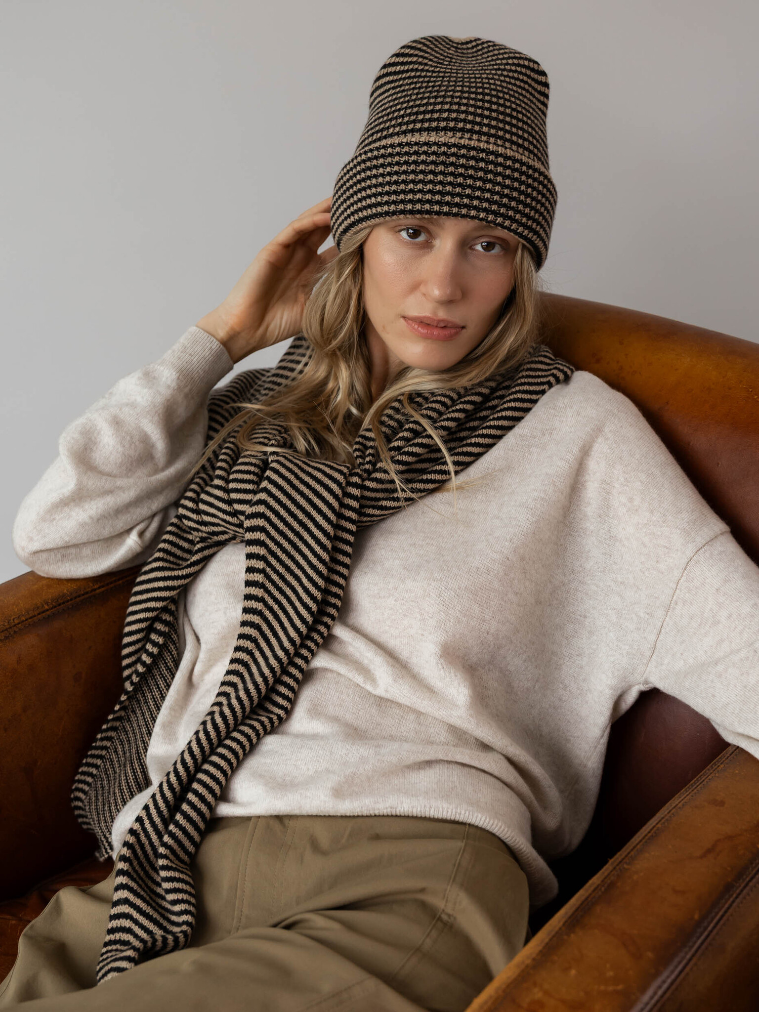 Cosy Beanie Camel Beige - Solid Black