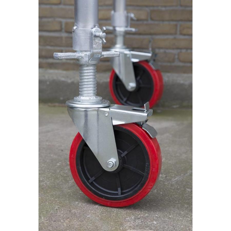 Euroscaffold Rolsteiger Original  90x250 5,2m werkhoogte carbon vloer tegen de gevel