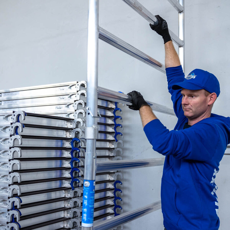 Alumexx Rolsteiger Alumexx Extra 75x250 7,2m werkhoogte tegen de gevel