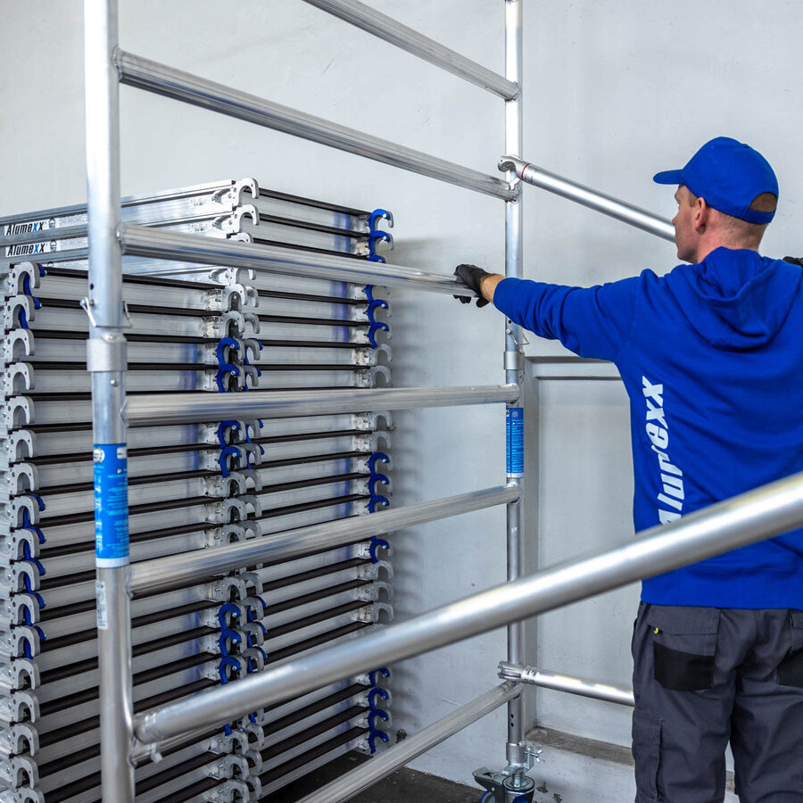 Alumexx Rolsteiger Alumexx Extra 75x250 7,2m werkhoogte tegen de gevel