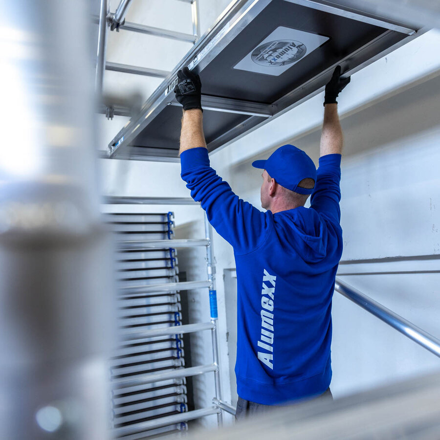 Alumexx Rolsteiger Alumexx Extra 75x250 7,2m werkhoogte tegen de gevel