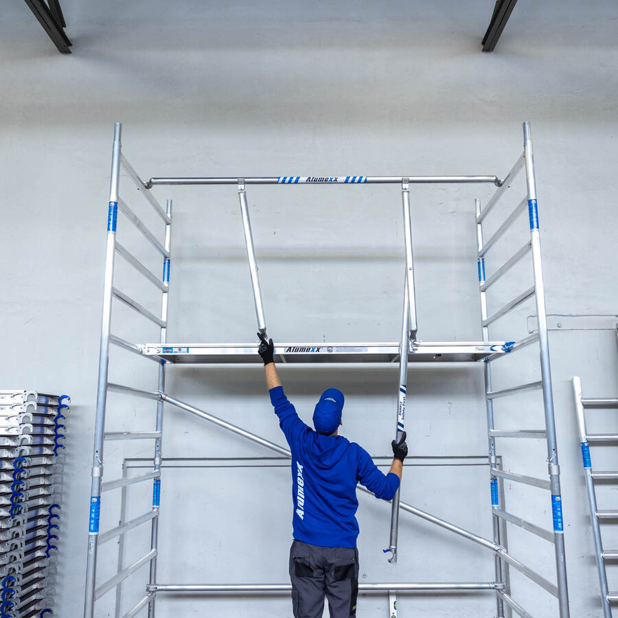 Alumexx Rolsteiger Alumexx Extra 75x250 7,2m werkhoogte tegen de gevel