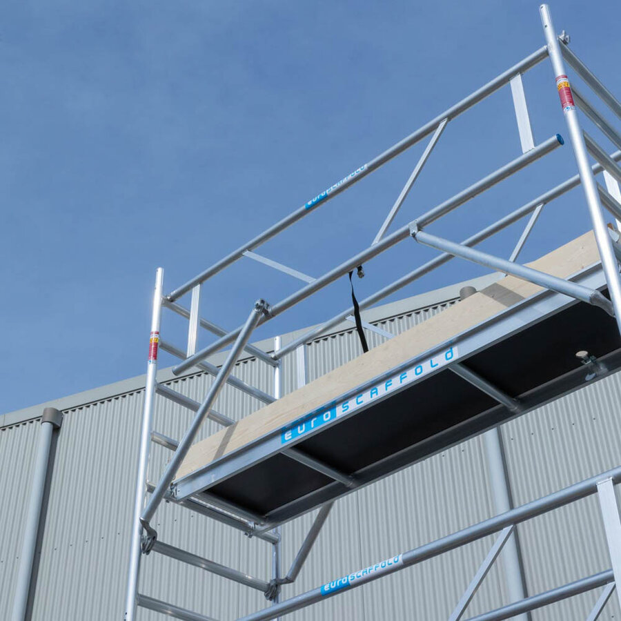 Euroscaffold Rolsteiger Basic 75x250 6,2m werkhoogte tegen de gevel