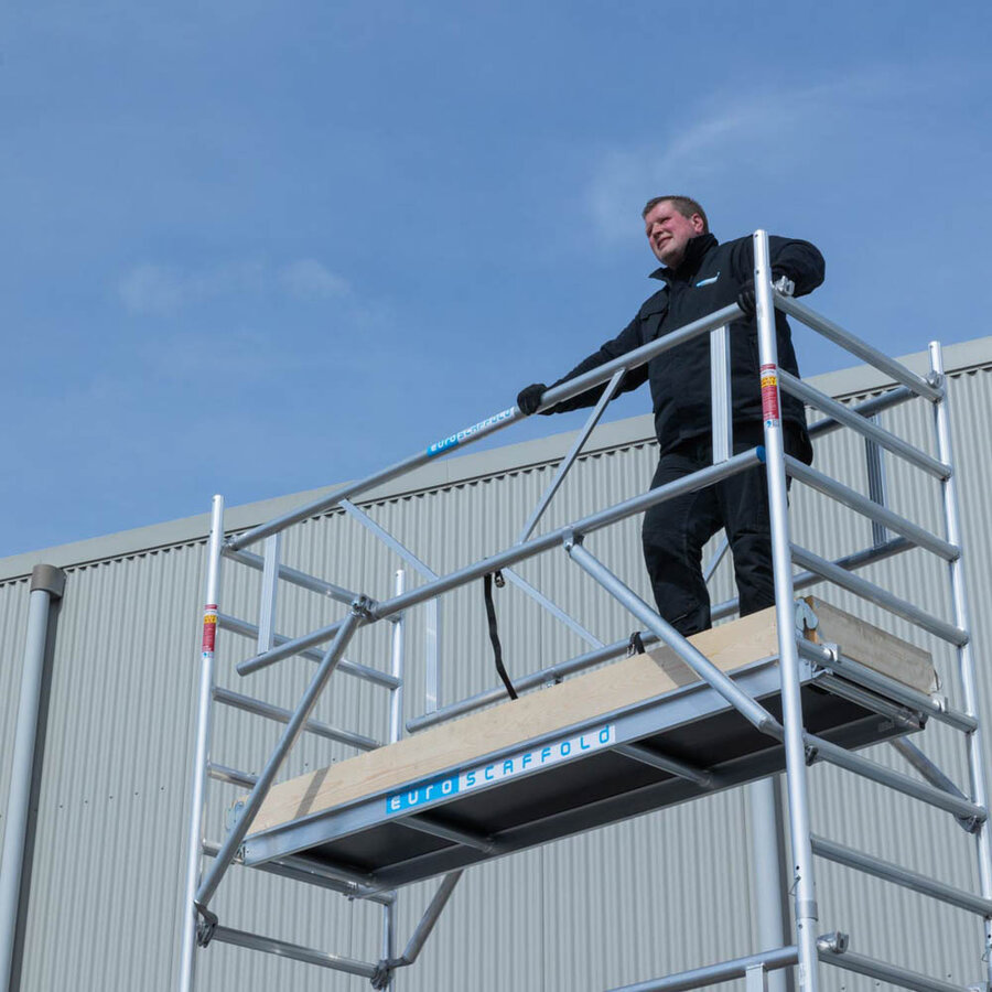 Euroscaffold Rolsteiger Basic 75x250 6,2m werkhoogte tegen de gevel