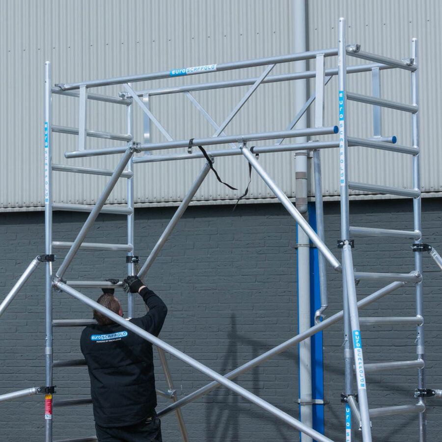 Euroscaffold Rolsteiger Basic 75x250 5,2m werkhoogte carbon vloer tegen de gevel