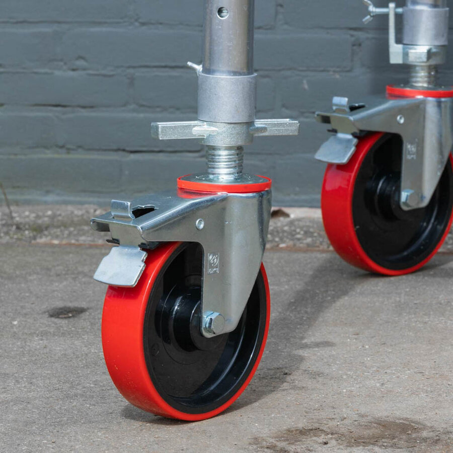 Euroscaffold Rolsteiger Basic 90x250 8,2m werkhoogte carbon vloer tegen de gevel