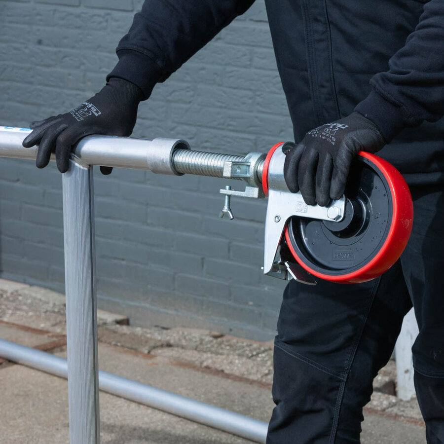 Euroscaffold Rolsteiger Basic 135x250 5,2m werkhoogte carbon vloer tegen de gevel