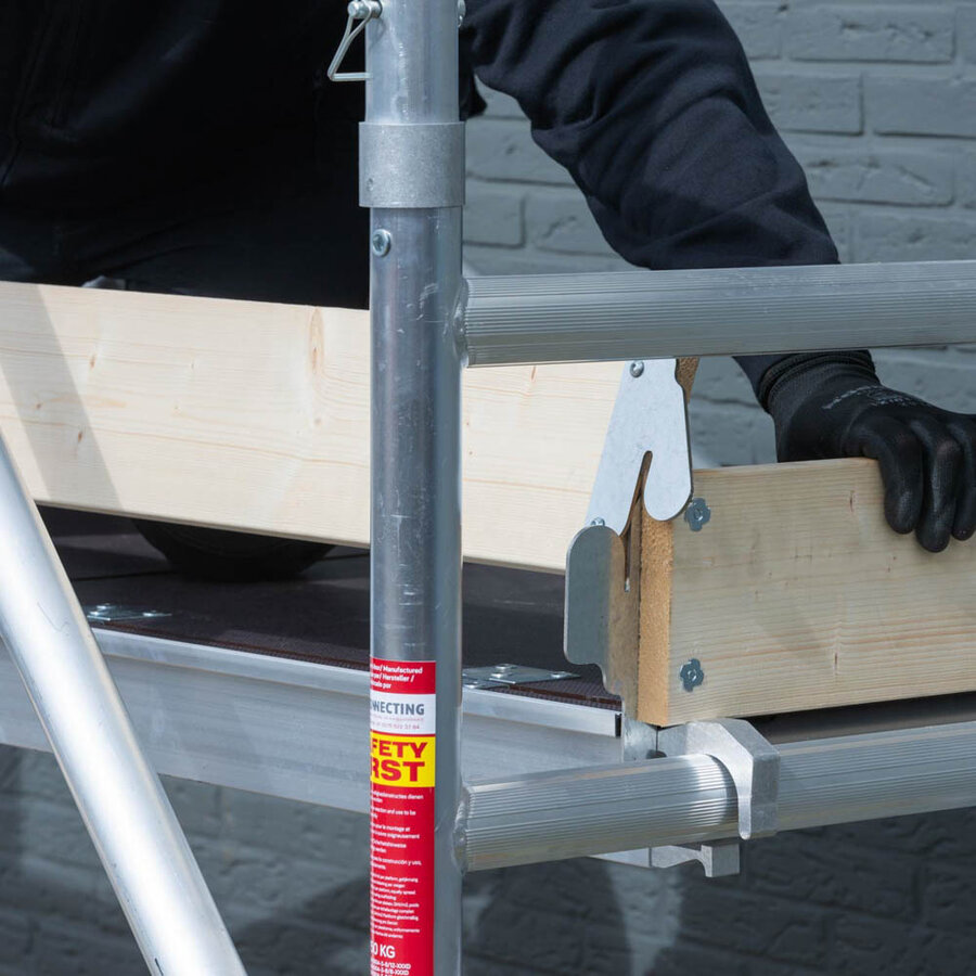 Euroscaffold Rolsteiger Basic 135x305 6,2m werkhoogte tegen de gevel